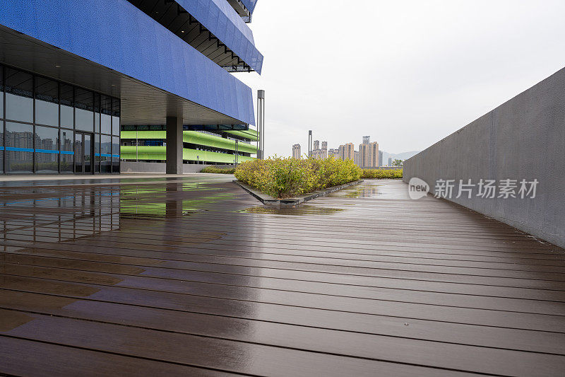 雨中空荡荡的木制走廊和城市建筑