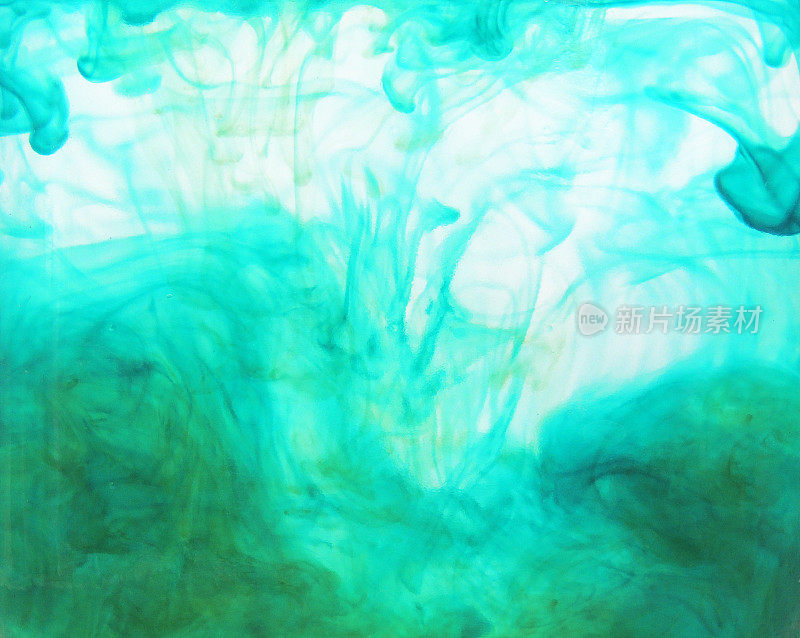 水彩墨在水，美丽的绿色和绿松石梯度抽象背景。
