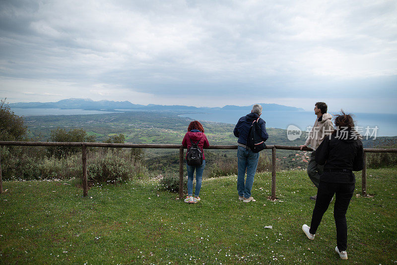 两对在希腊度假的成熟夫妇在希腊卡玛里纳-卡西奥皮遗址附近的全景视角看风景