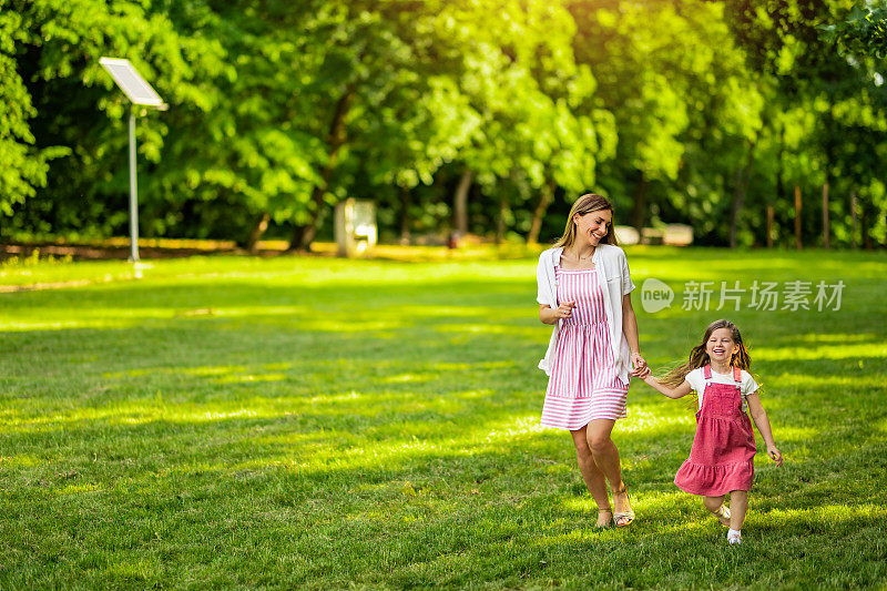 夏天，妈妈和她的小女儿在公园里玩得很开心。