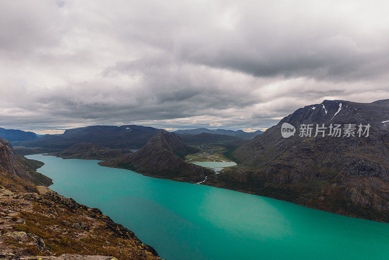 在挪威约顿海门国家公园，山脊和水晶蓝色的冰川湖的戏剧性景色