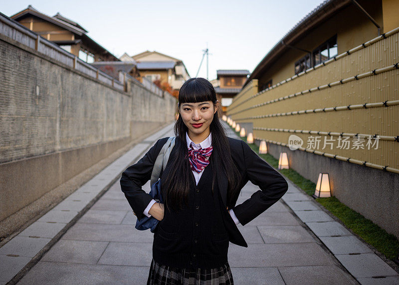高中女孩站在街上的肖像