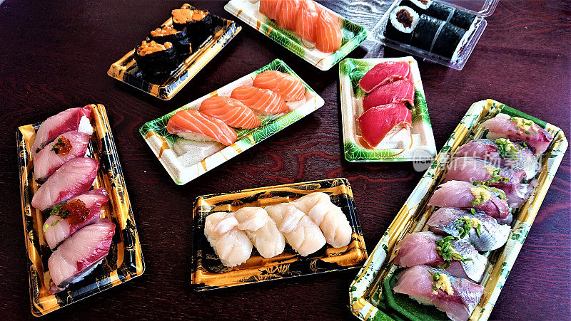 日本。12月。寿司。仍然生活。