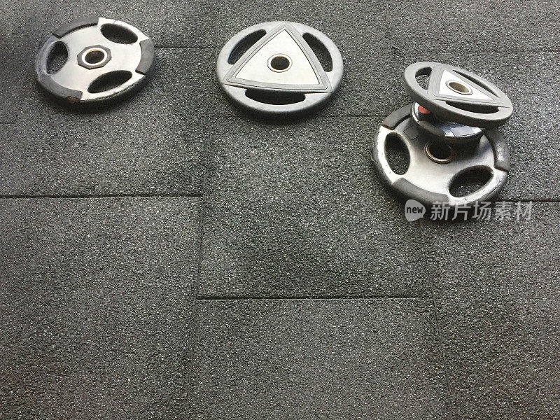 在健身房的橡胶地板上用杠铃负重