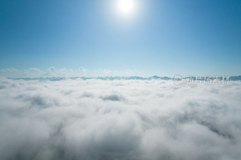 大卡斯特地层的鸟瞰图和云海