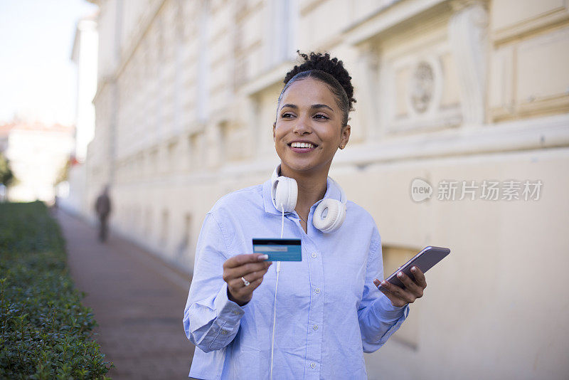 一位女士用她的信用卡在网上购买库存照片