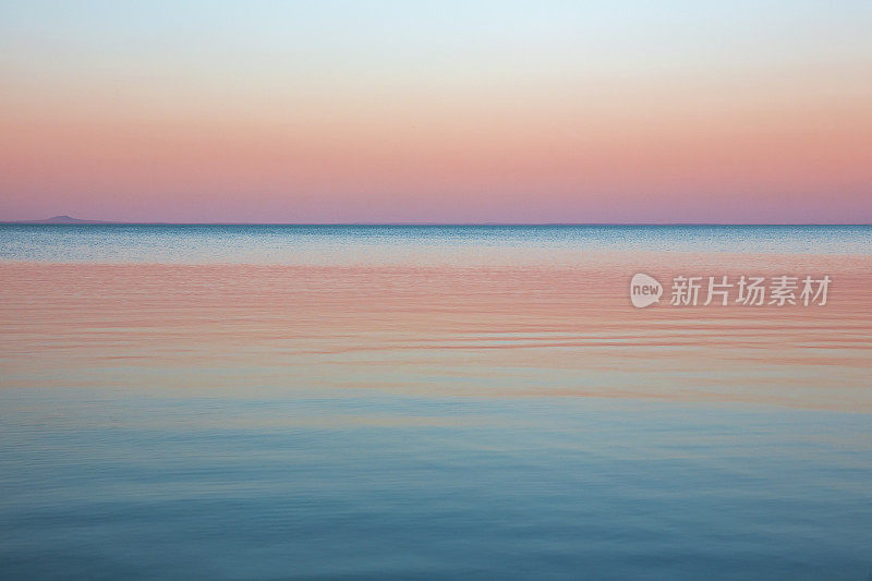 日落时的海浪