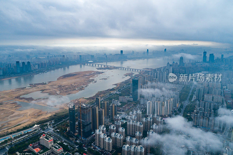 现代城市地标鸟瞰图，平流雾，上海，中国