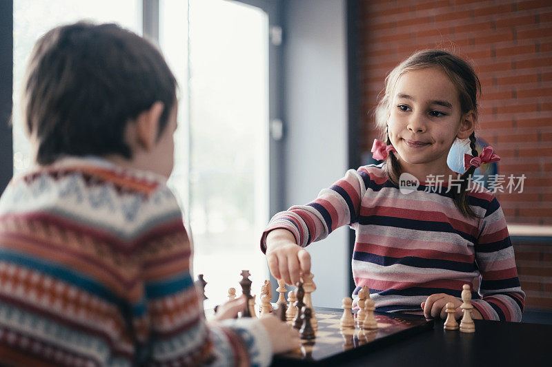 孩子们在家里下棋