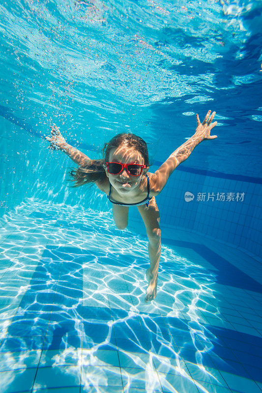 小女孩在水下游泳