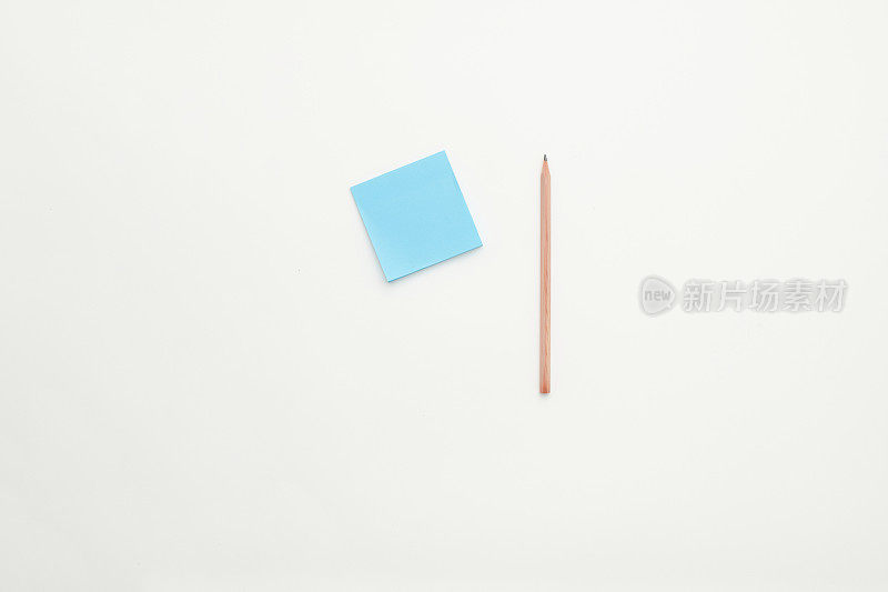 蓝色的便签本和铅笔背景，供设计使用