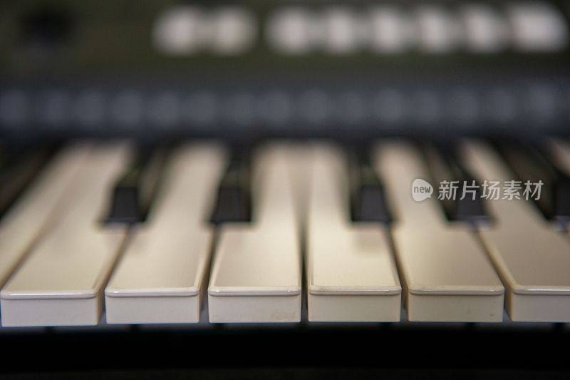 特写的黑白电子钢琴键盘