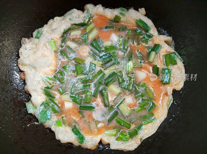 用大蒜做煎蛋卷-食物准备。