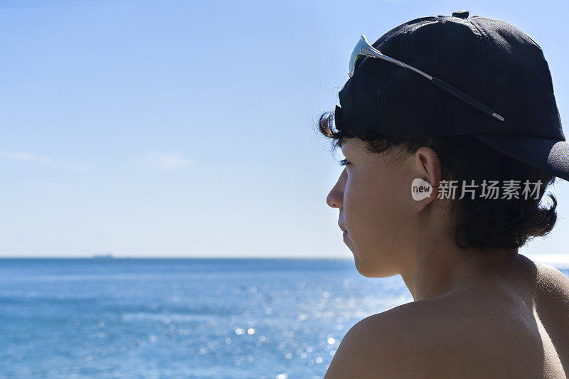 小男孩享受海景，在海滩度假的最佳时刻。