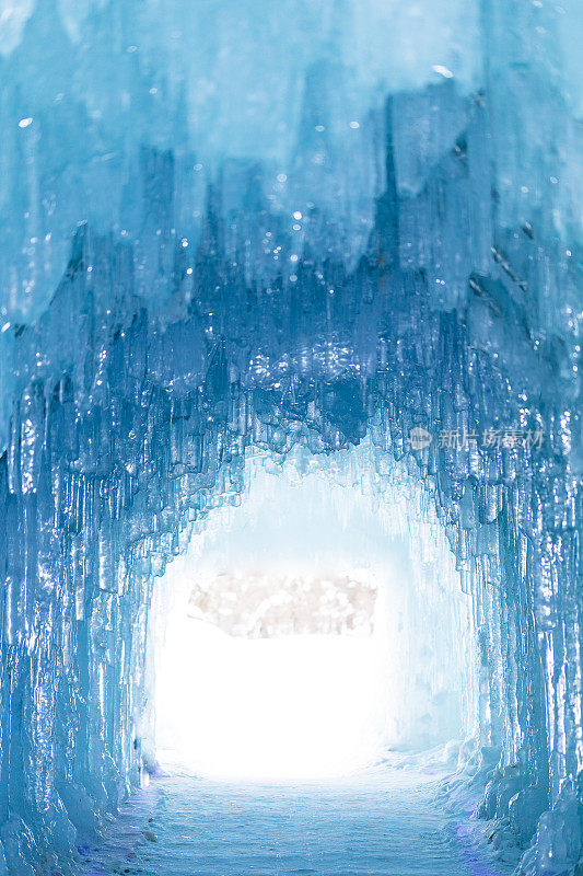日本北部冰冻的冰洞
