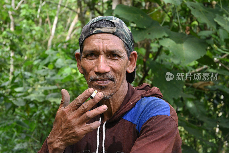 抽烟的男人——照片