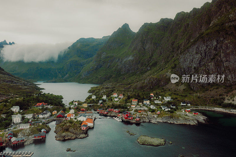 罗弗敦群岛上的海洋和山脉渔村的鸟瞰图