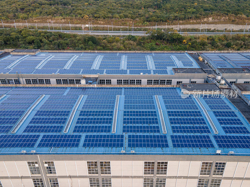 工厂屋顶上的光伏太阳能电池板