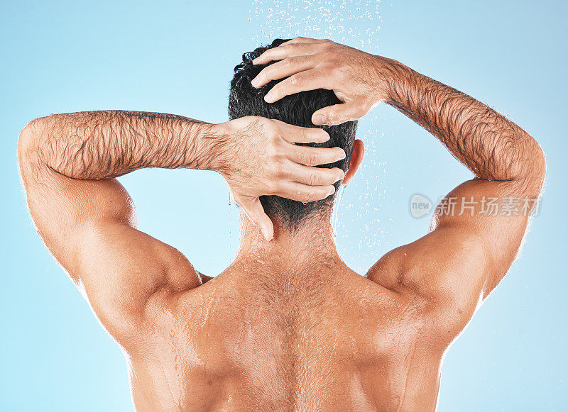 水飞溅，男子背部和头发护理淋浴的身体卫生，护肤美容或清洁护理在蓝色背景工作室。模特，自我护理水清洁和化妆品健康早上例行公事