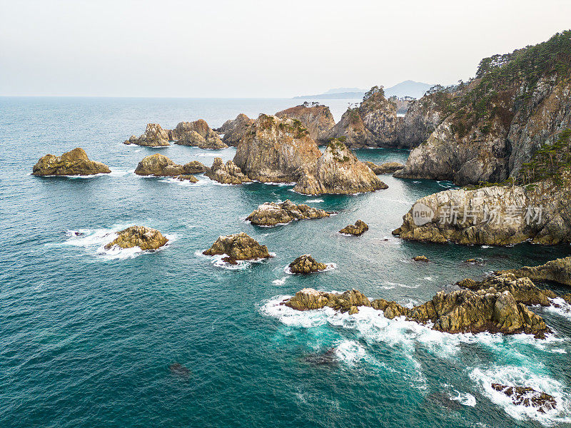 鸟瞰三陆海岸的岩石海岸线-岩手，北日本