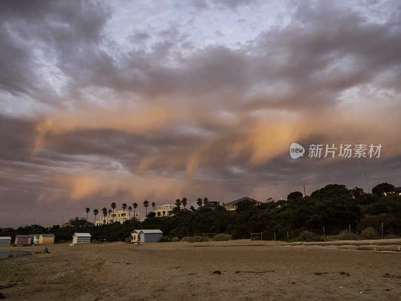 戏剧性的云在海滩和海滩盒子