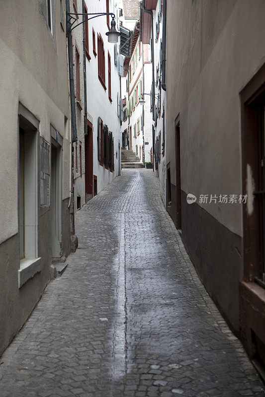 老城区建筑之间的狭窄小巷