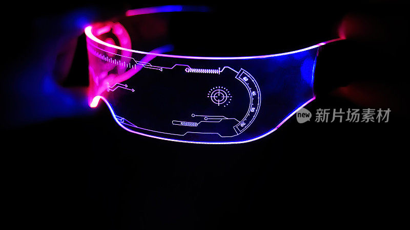 右视图的眼镜护目镜彩色霓虹灯，未来的数字创新概念，发光在黑暗的背景，网络设备，游戏头戴式耳机，对象，LED