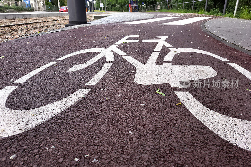 自行车的道路。自行车道的道路标记。交通法规。