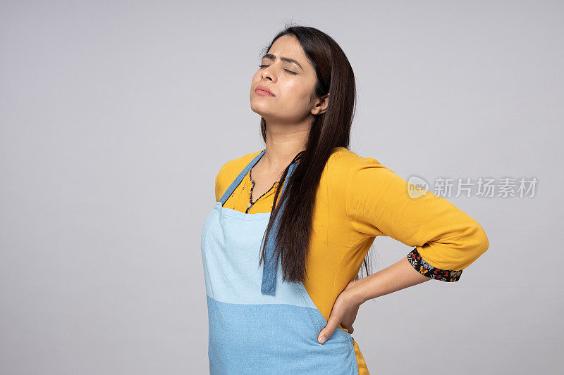 印度女厨师的肖像孤立地站在灰色背景上