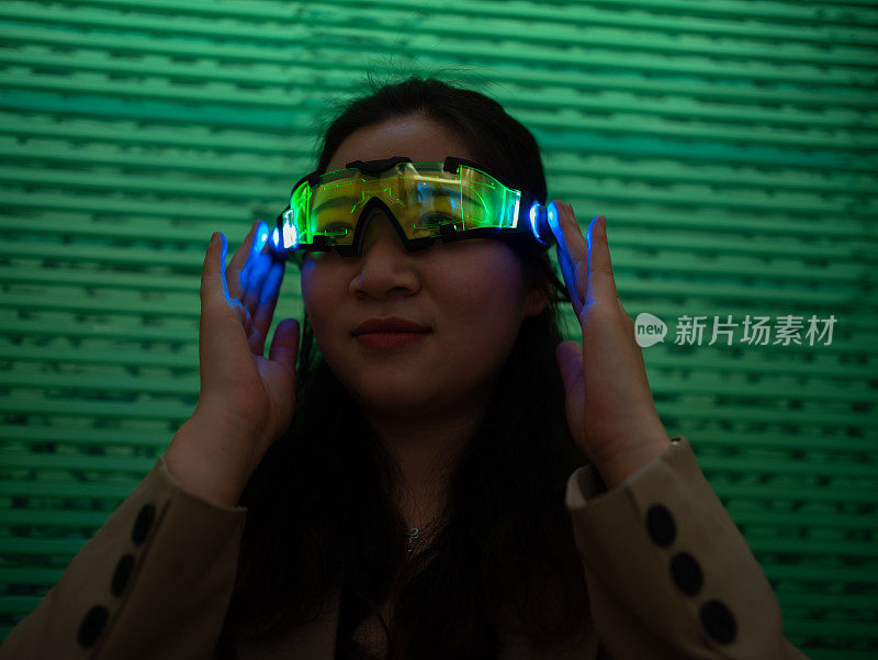 戴VR眼镜的亚洲女性
