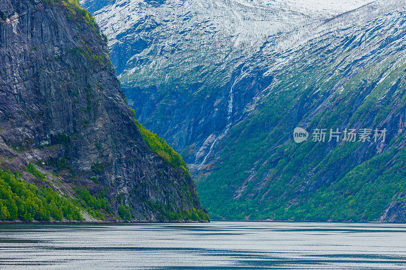 挪威的峡湾。Geiranger峡湾。更多关于罗姆斯代尔县的报道。斯堪的那维亚。山景观