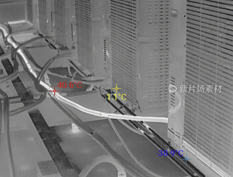 屋顶热管道及空调系统的红外热成像。有电线和门的冷却塔。通风设备维护