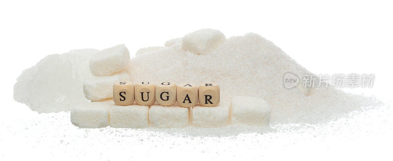糖字母单词头在一堆精制糖。糖尿病概念减少甜食饮料。甜味剂类型上的糖字母单词。白底隔离