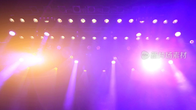 发光的紫色大气抽象背景音乐会聚光灯与光和雾