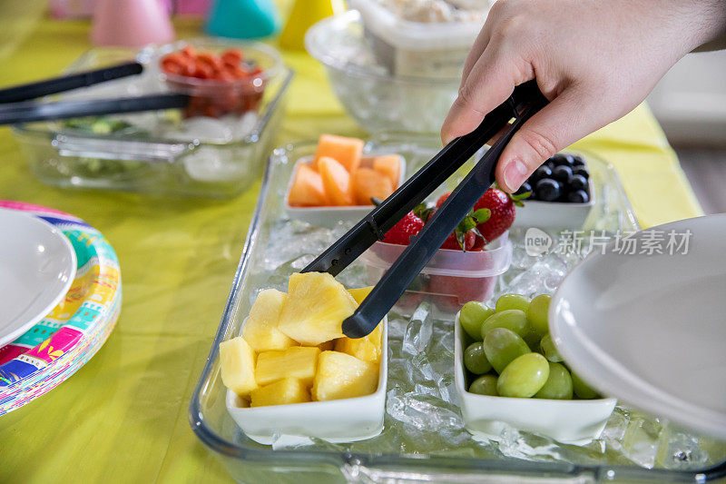 在孩子们的生日聚会上，在家里的厨房里安全地提供食物