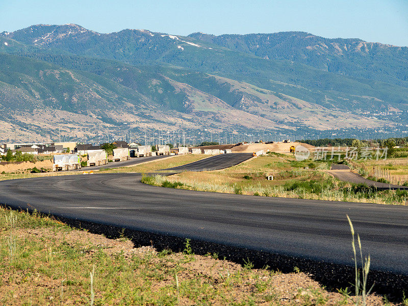 正在建设的高速公路上排着长长的卡车队。Kaysville,犹他州。