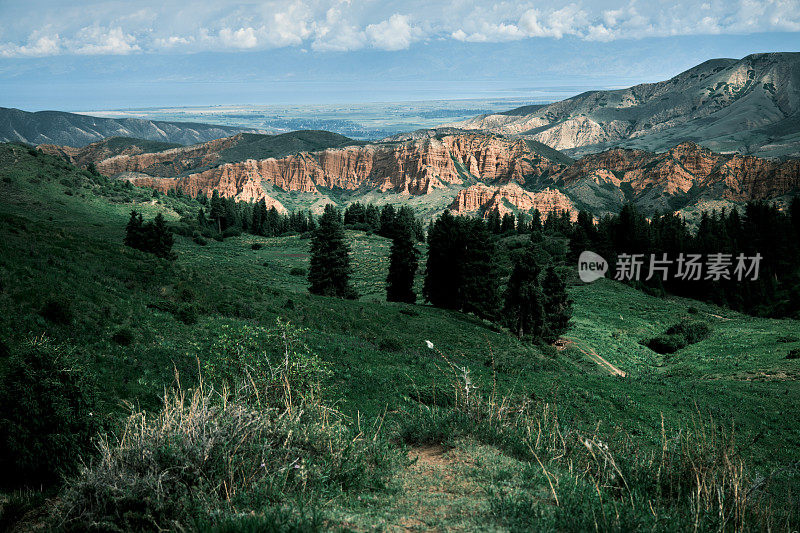 夏季山脊的高角度视图