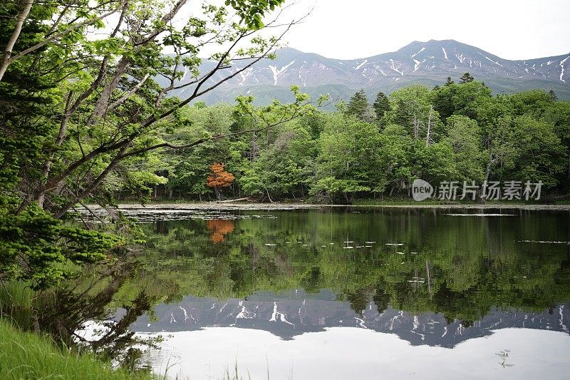 日本北海道的三子湖和七子山脉