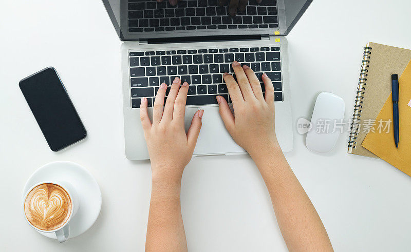 女性使用笔记本电脑的手。平躺，俯视图。物联网，在线网络技术概念。