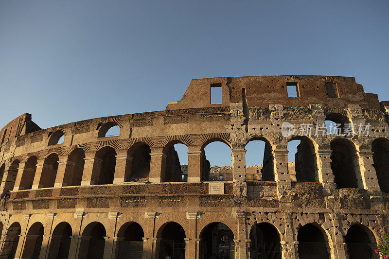 日落时的罗马竞技场，古老的罗马城