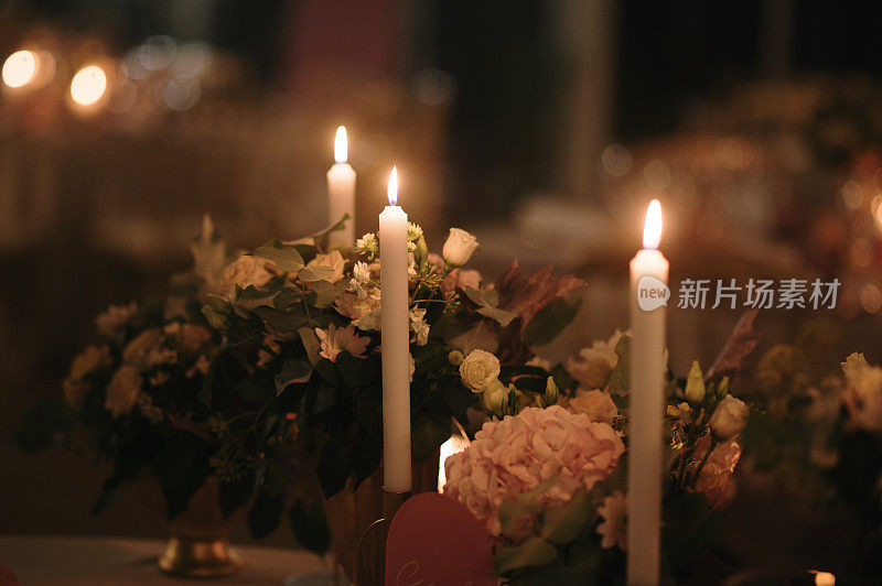 餐桌上放着鲜花和蜡烛