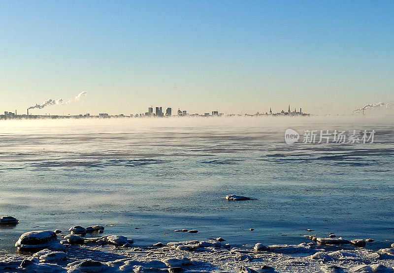 晴朗的冬日。波罗的海被冰雪覆盖，塔林在地平线上。