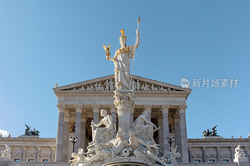 雅典娜雕像在议会大厦，奥地利维也纳。