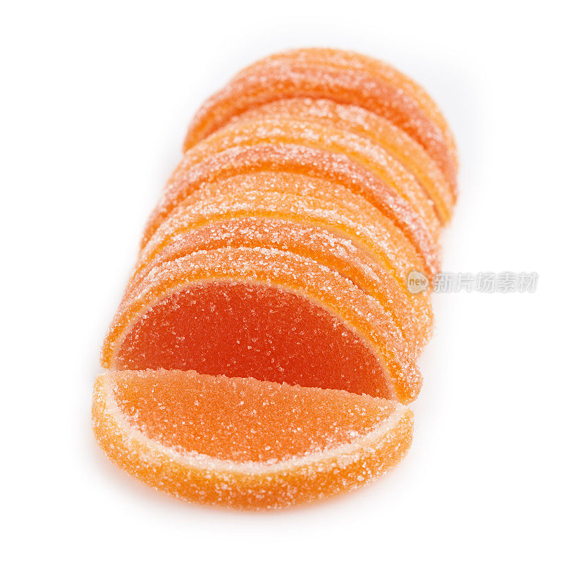 在白色背景上孤立的果酱。果冻糖果的。甜点用柠檬和橘子片做成的橘子酱。果冻糖的甜味有黄色和橙色。