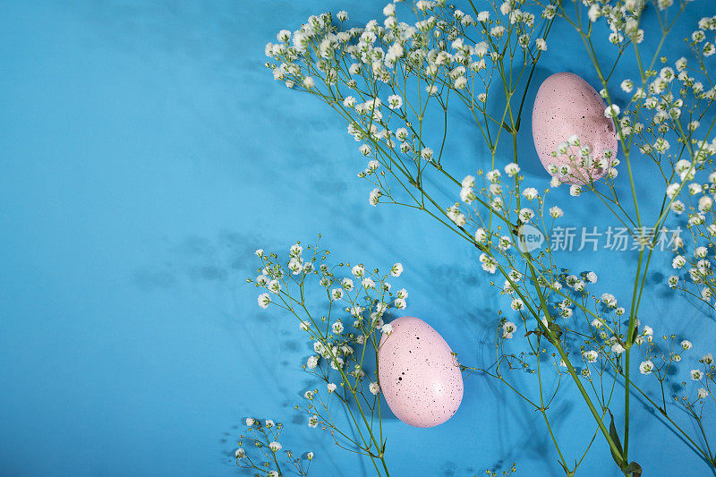 春天的庆祝活动，DIY复活节彩蛋装饰，蓝色背景的鲜花，喜庆的空间