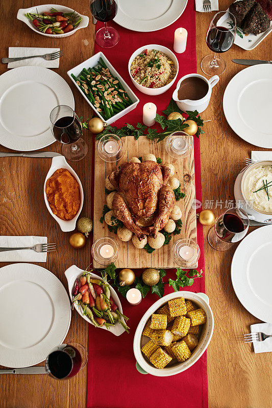 感恩节，烤鸡和餐桌布置在餐厅从上面的传统。在家中为社交活动或美式用餐而准备的美食或宴会上的食物、肉和火鸡
