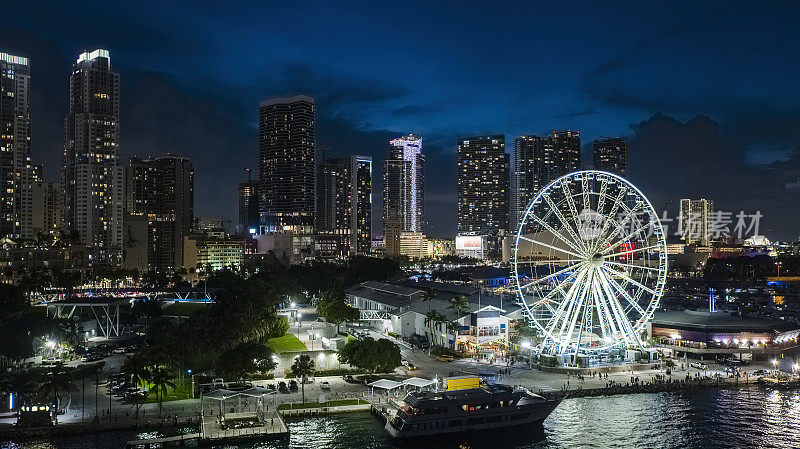 迈阿密观景轮在佛罗里达州迈阿密市中心的海滨闪闪发光