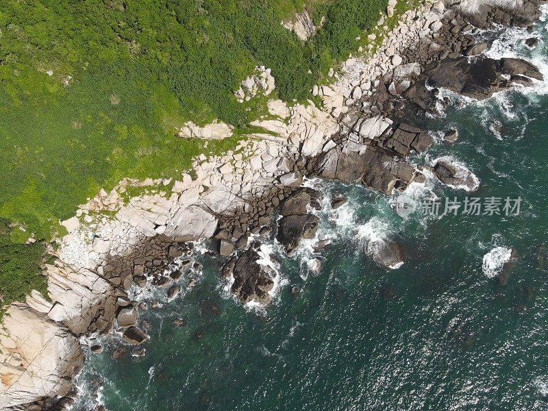 海浪涌向中国广东岛上的岩石海滩