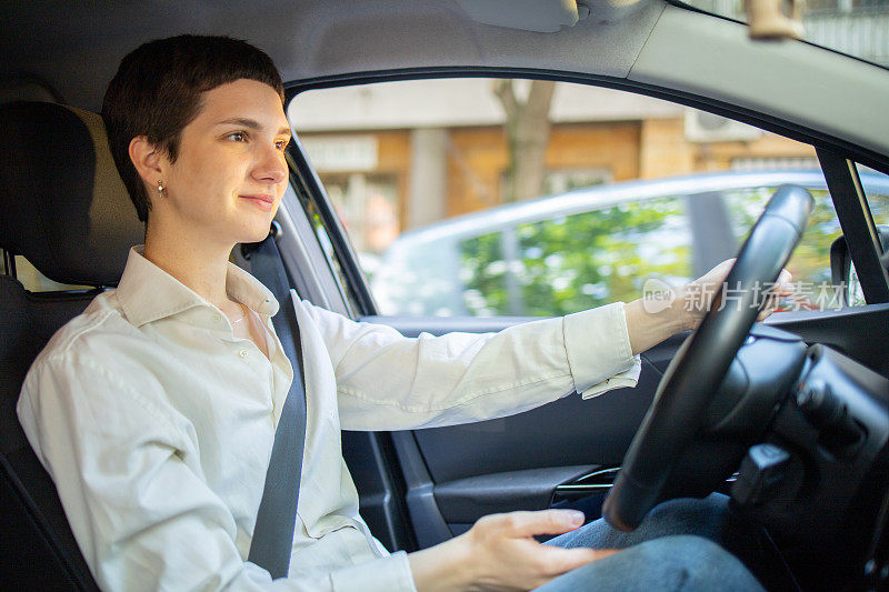 一位女士正在开车去上班的路上