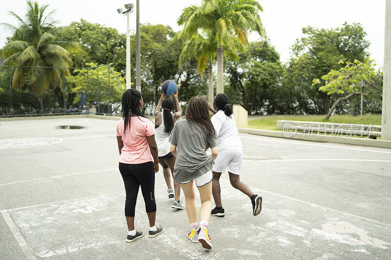 在巴西的里约热内卢，队友和对手在追逐拿着篮球的球员